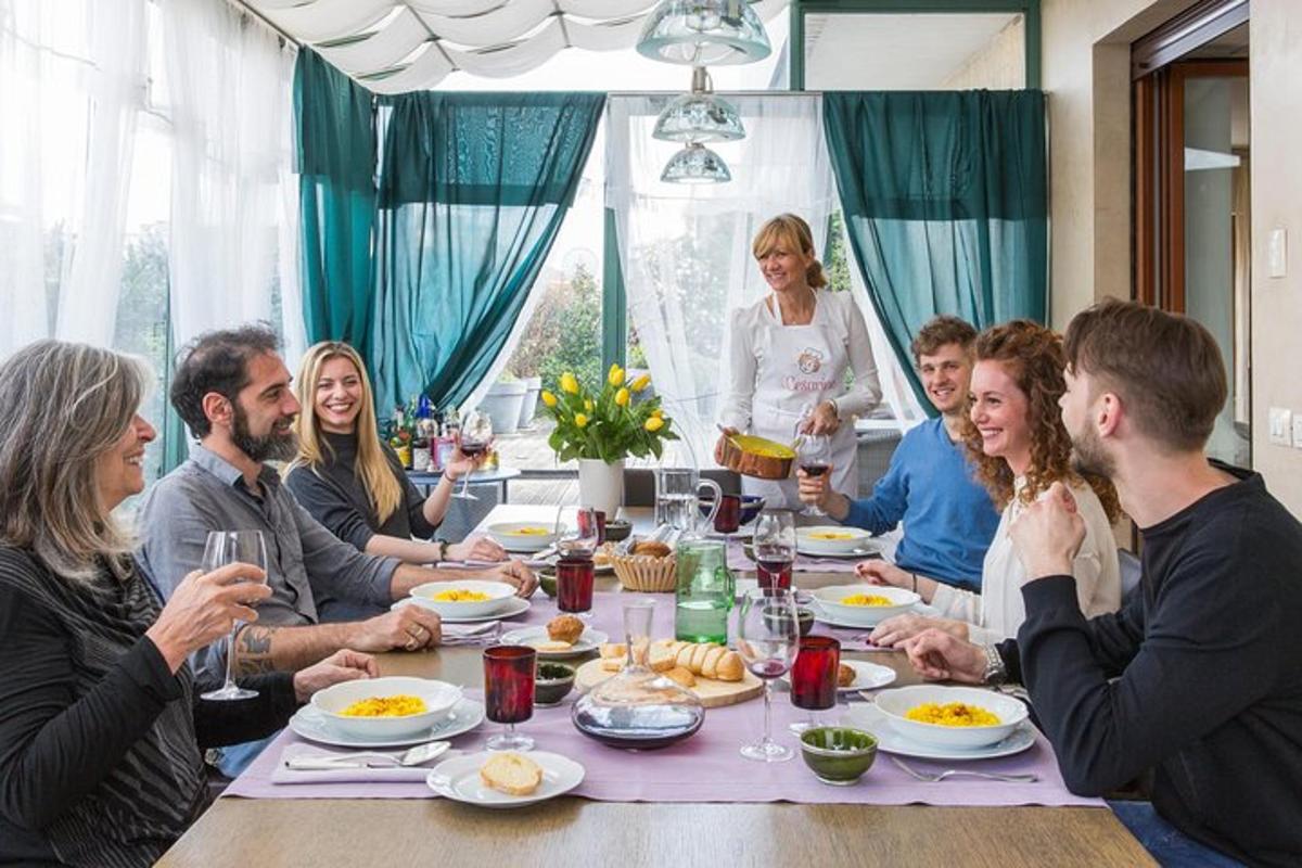 en gruppe mennesker som sitter rundt et bord og spiser