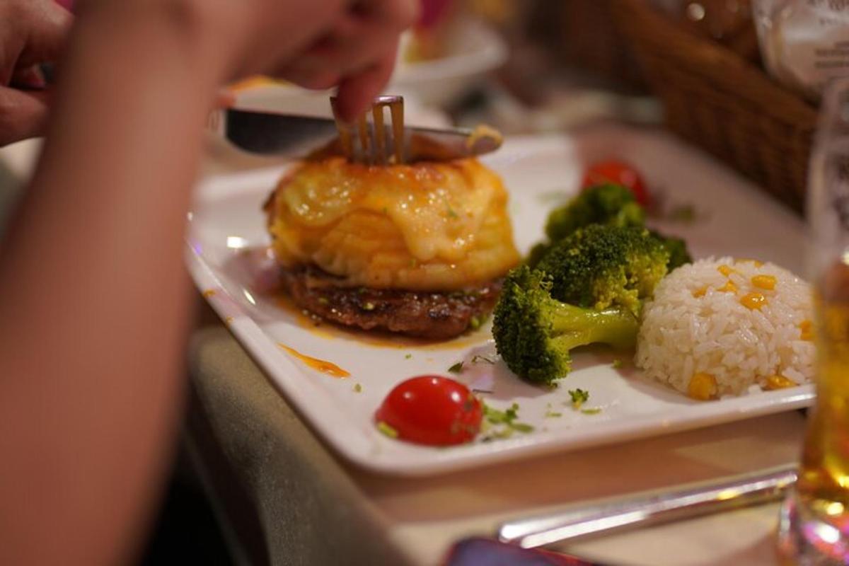 um prato de comida com brócolis e arroz sobre uma mesa