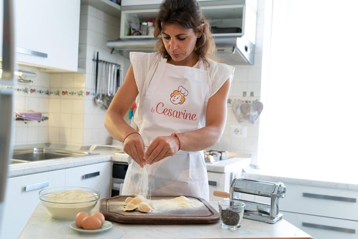 Μια γυναίκα σε μια κουζίνα ετοιμάζει φαγητό σε μια σανίδα κοπής