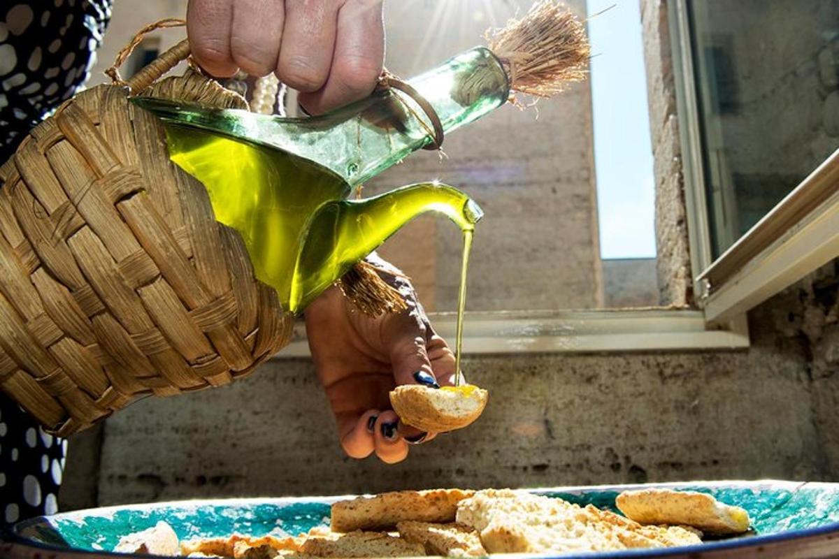 seseorang sedang menuang makanan dari botol ke dalam pinggan