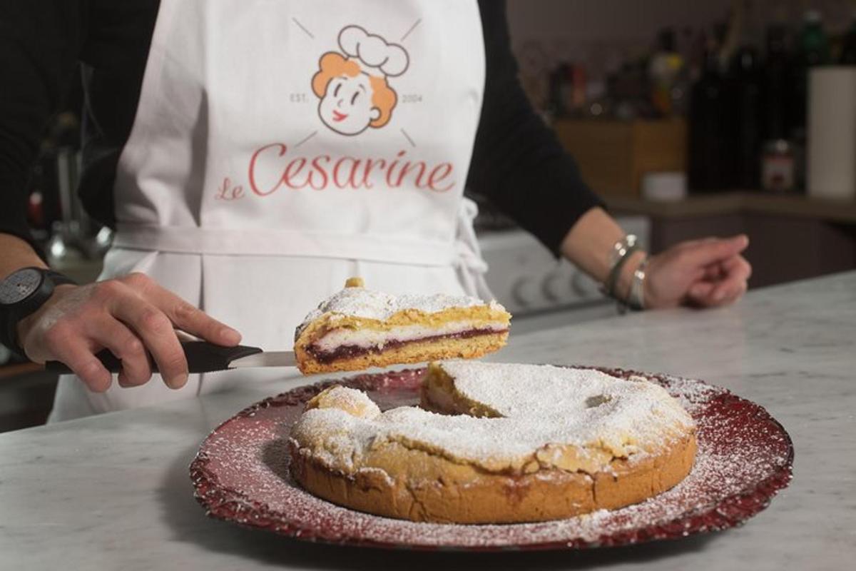 en kvinne på kjøkkenet som skjærer en kake med en kniv