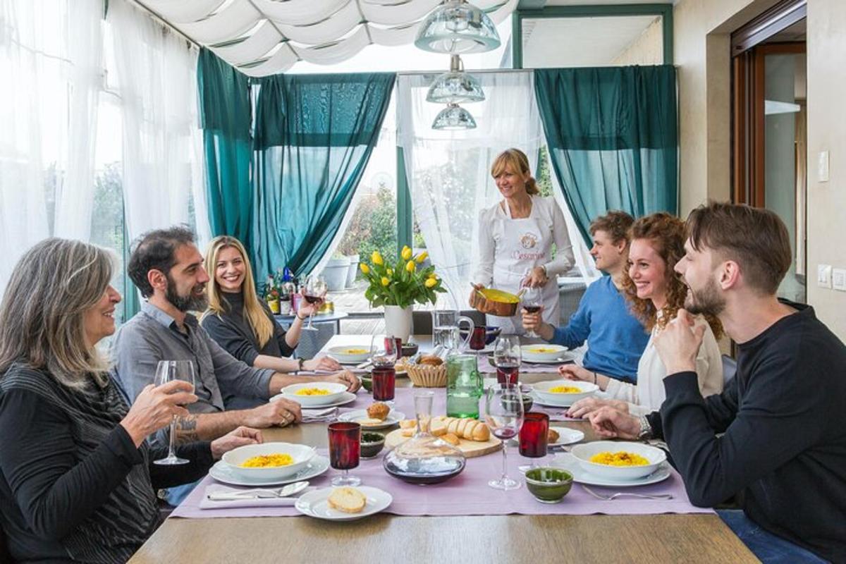 eine Gruppe von Menschen sitzt um einen Tisch herum und isst