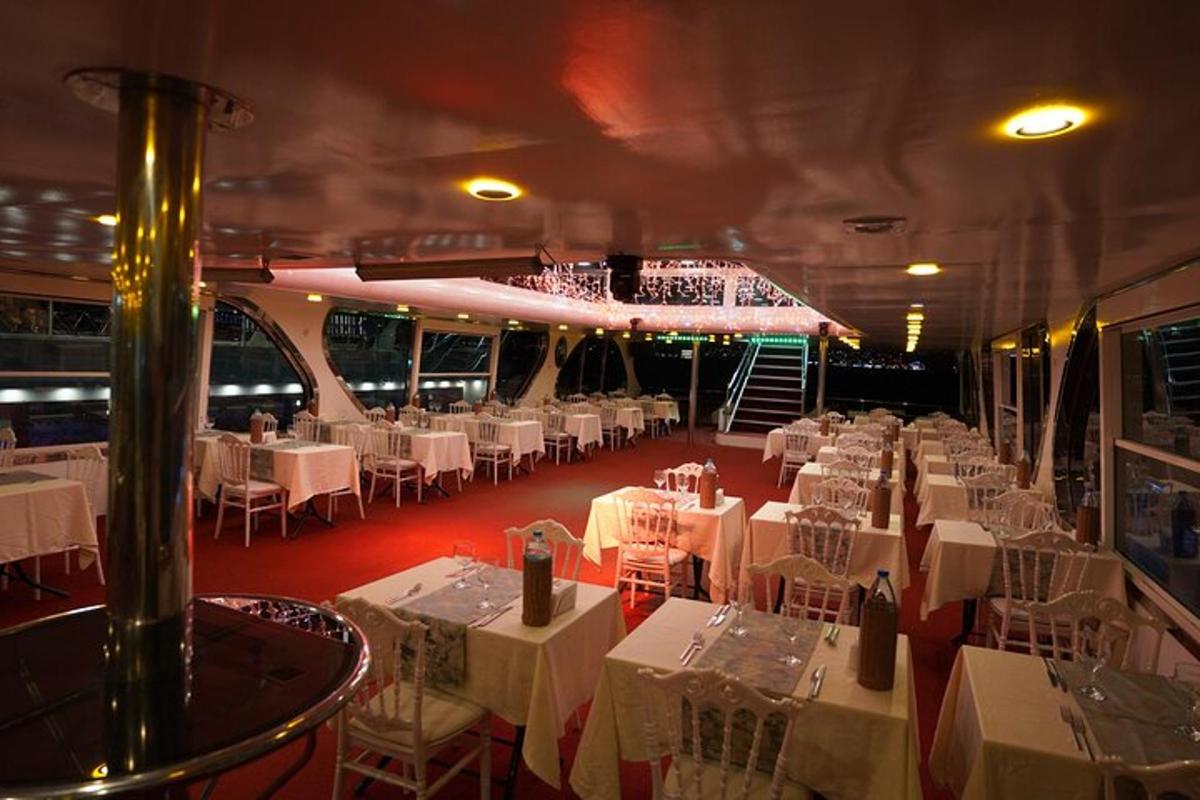 uma sala de jantar com mesas e cadeiras brancas