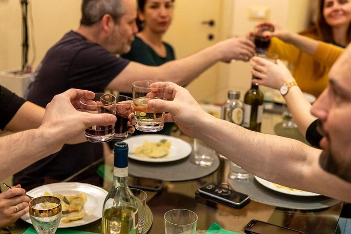 um grupo de pessoas sentadas ao redor de uma mesa bebendo vinho