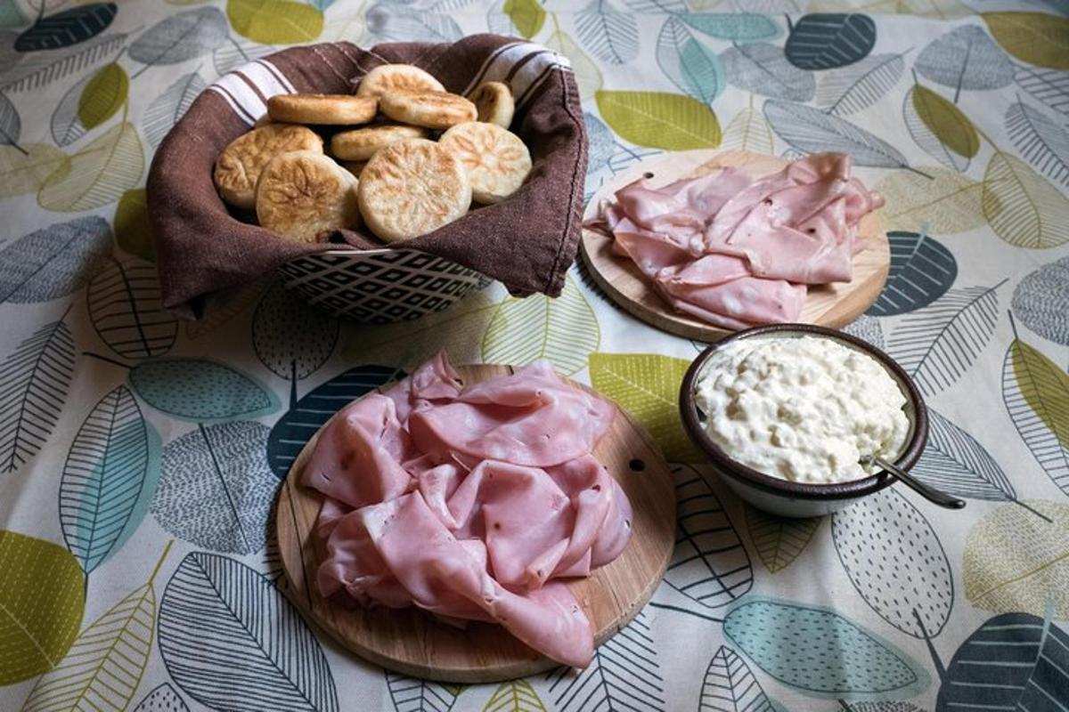 ένα τραπέζι με πιάτα φαγητού και ένα μπολ με σάλτσα