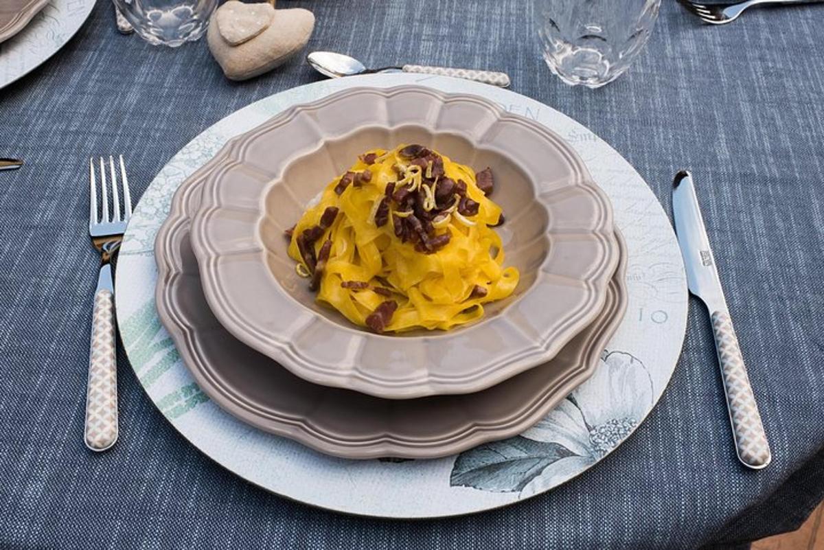 un piatto di cibo sopra un tavolo