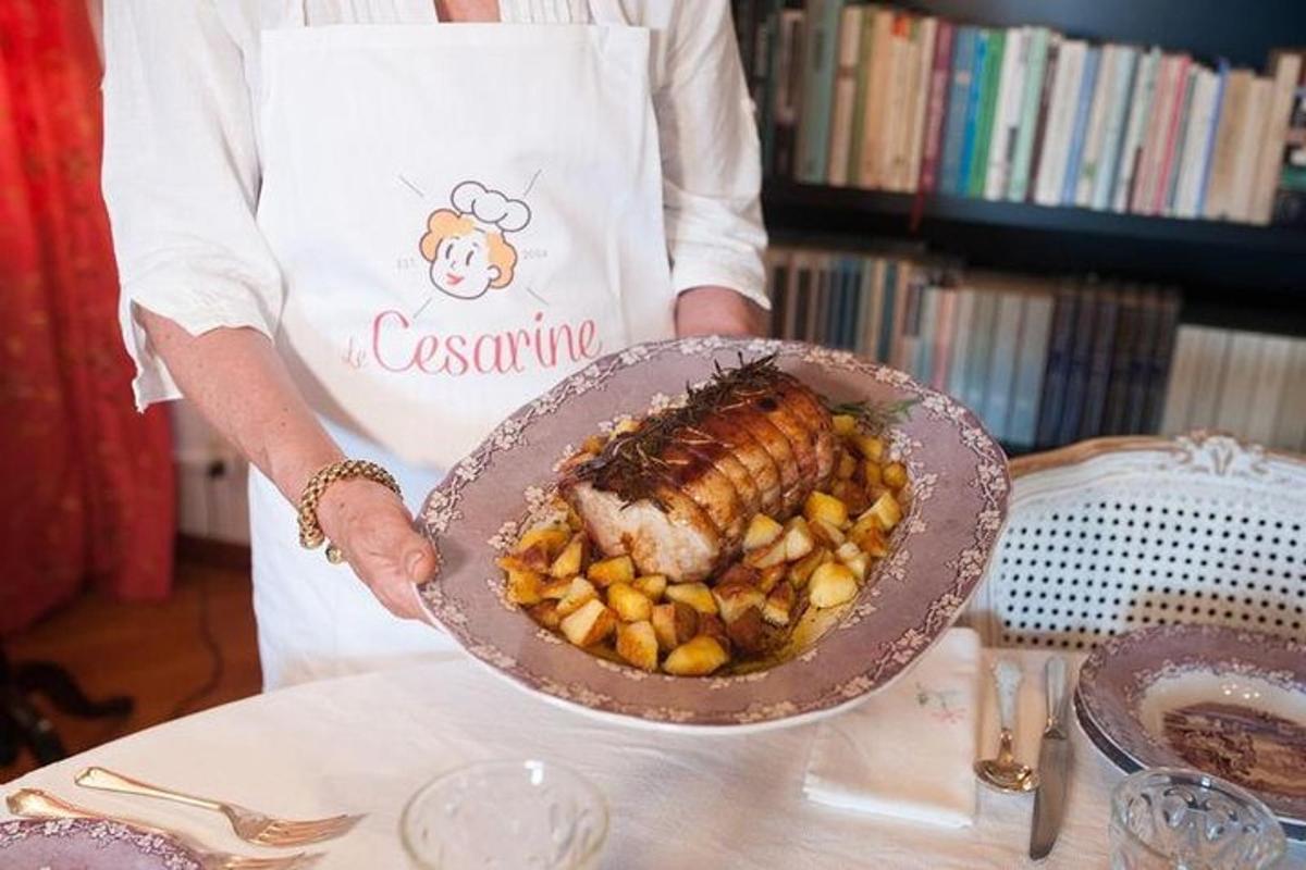 osoba držící talíř s jídlem, steakem a bramborami