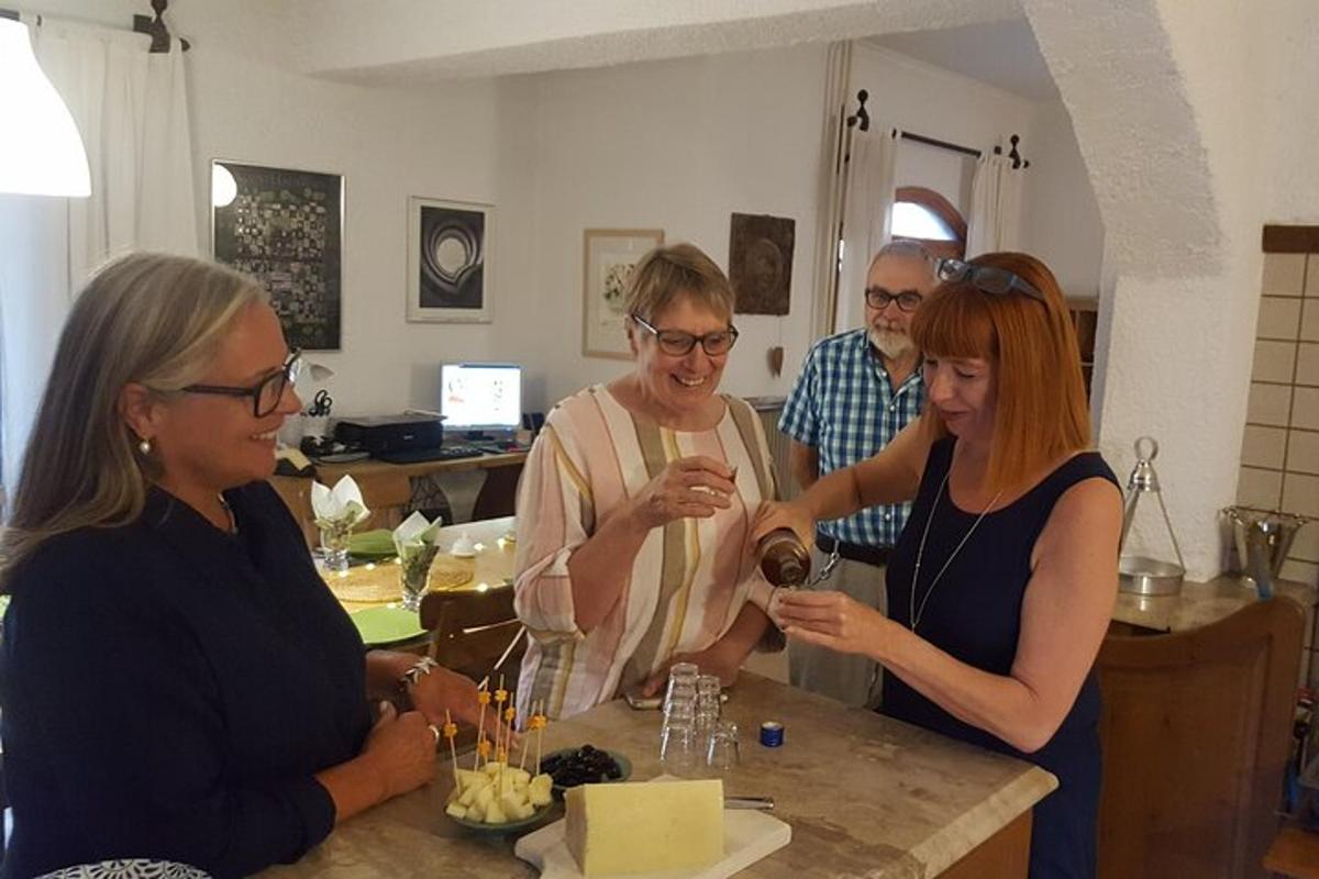 un groupe de personnes debout autour d'un comptoir de cuisine