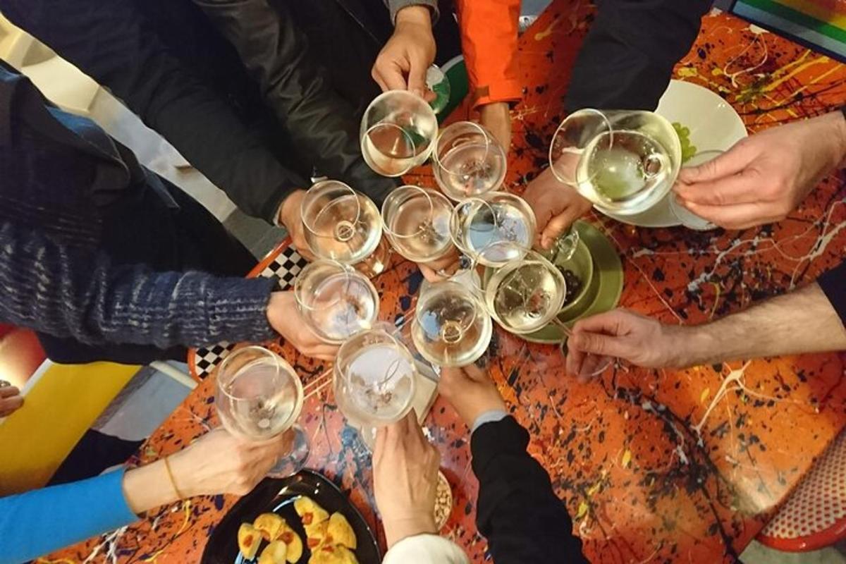 eine Gruppe von Menschen trinkt Wein aus Weingläsern