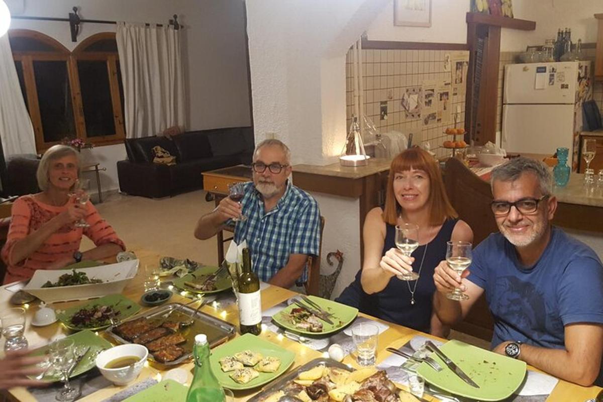 en gruppe mennesker som sitter rundt et bord og spiser mat