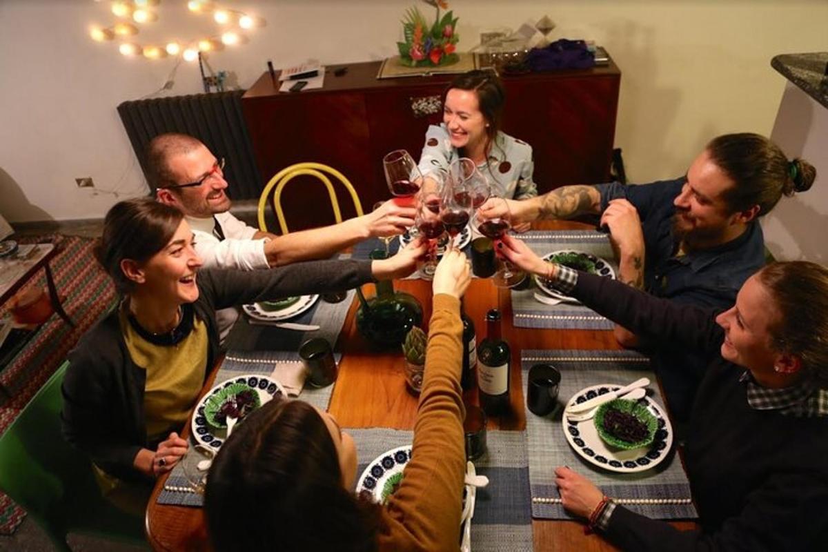 μια ομάδα ανθρώπων που κάθονται γύρω από ένα τραπέζι πίνοντας κρασί