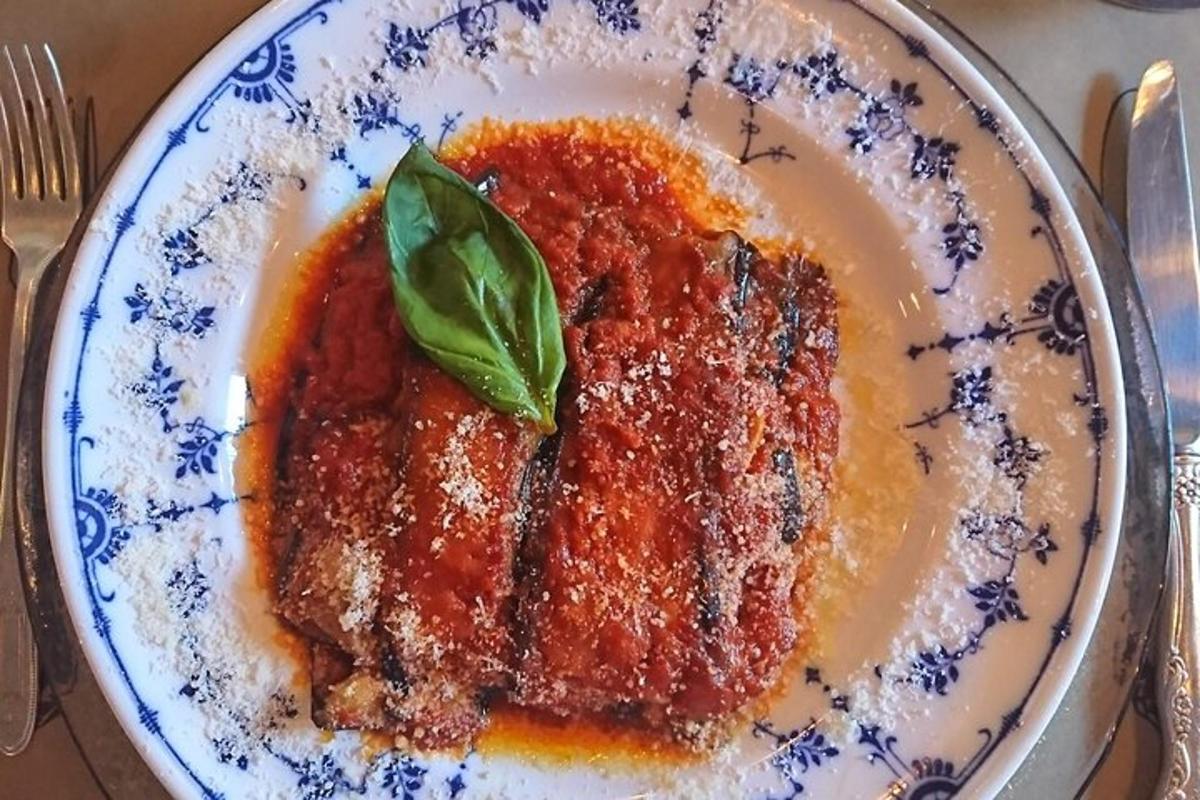 ein weiß-blauer Teller mit Essen auf einem Tisch