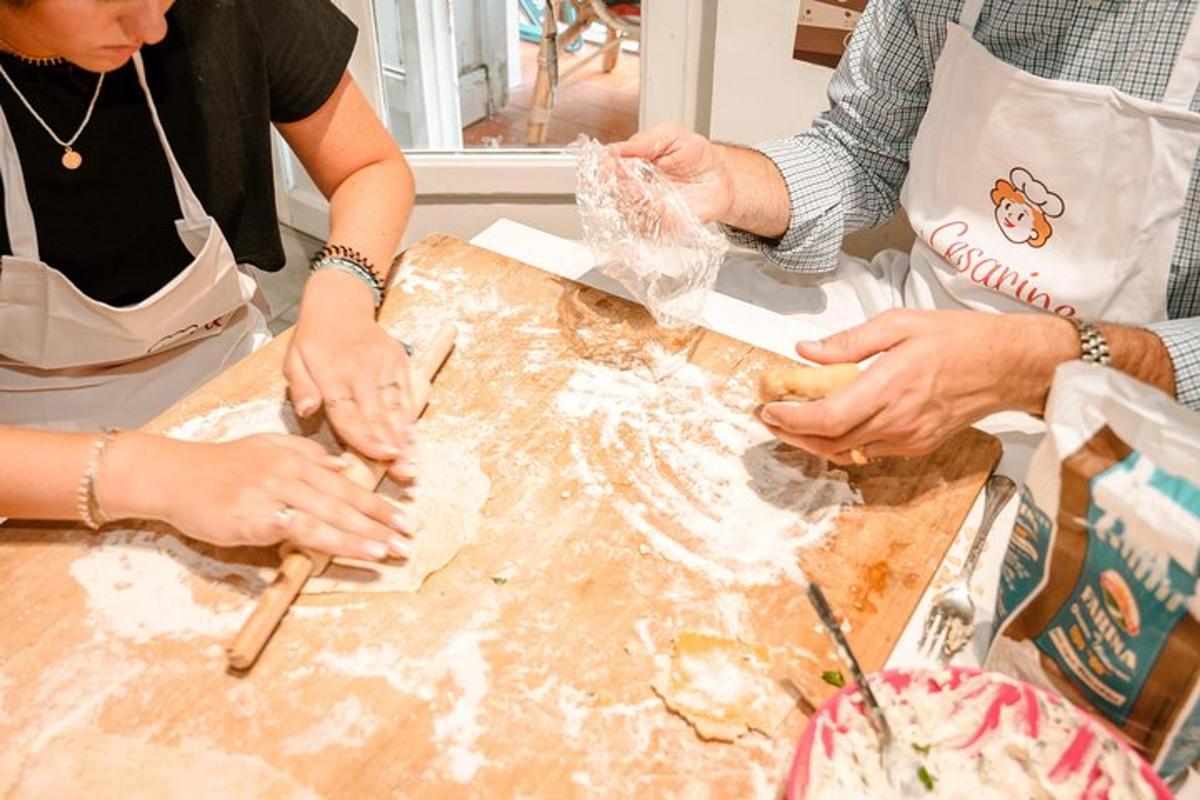 un gruppo di persone che preparano il cibo su un tavolo