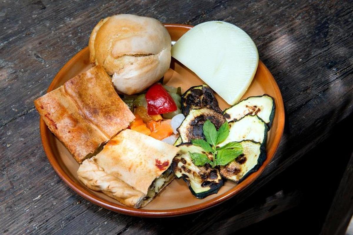 un plato de comida en una mesa de madera