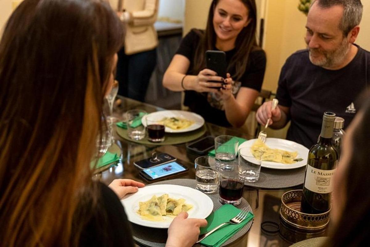 un gruppo di persone sedute attorno a un tavolo che mangiano cibo