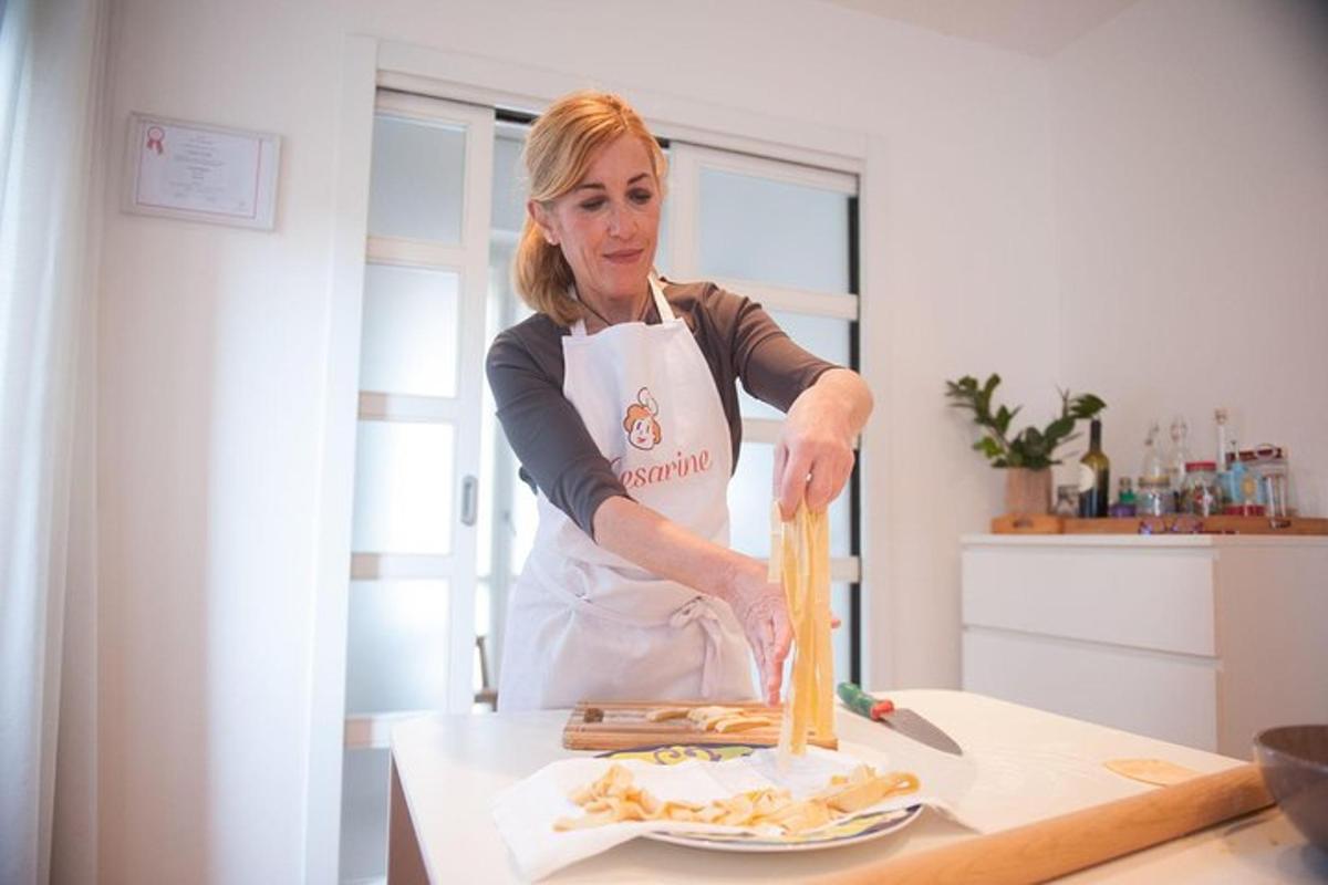 een vrouw in een keuken die eten bereidt op een snijplank