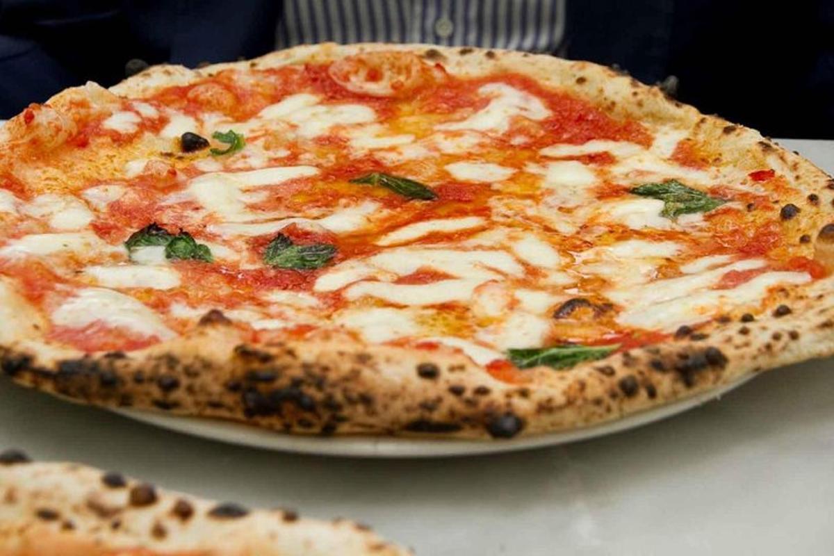 uma pizza em um prato sobre uma mesa