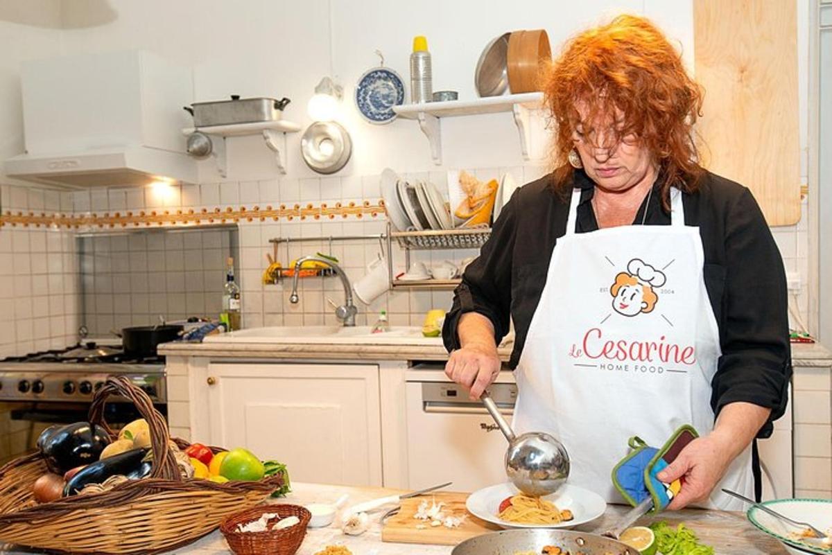 Una mujer en una cocina preparando comida con un delantal.