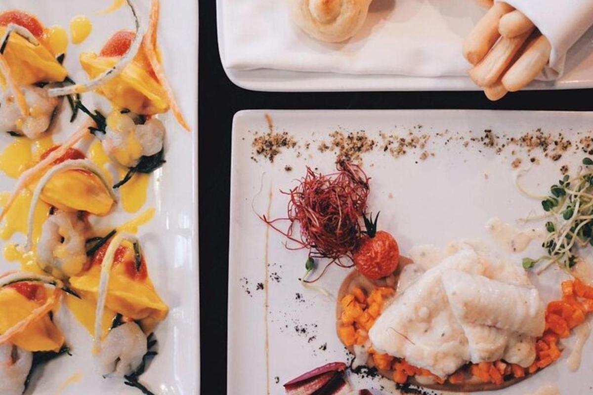 tiga pinggan makanan yang berbeza dengan makanan yang berbeza di atasnya