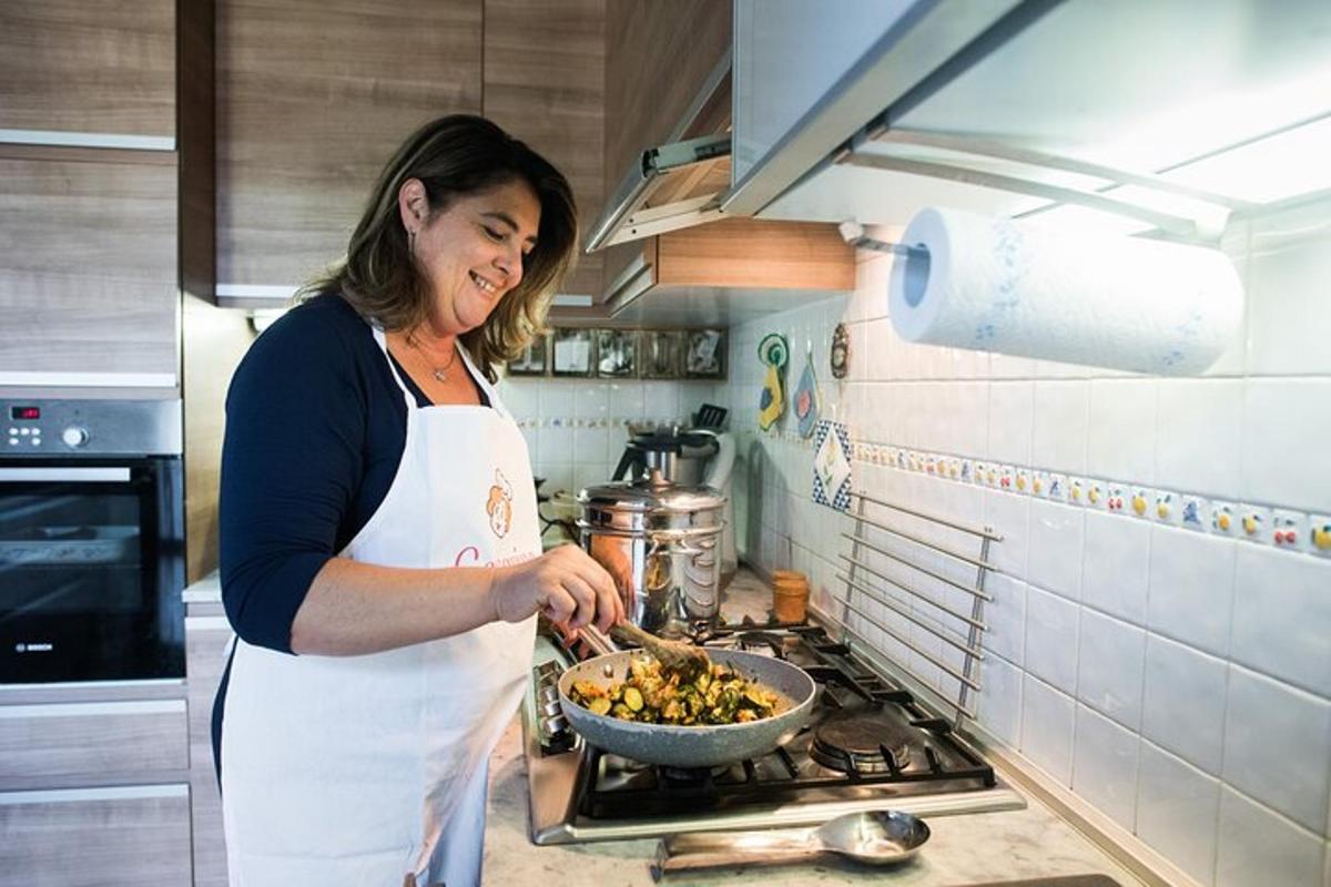 žena v kuchyni připravující jídlo v misce