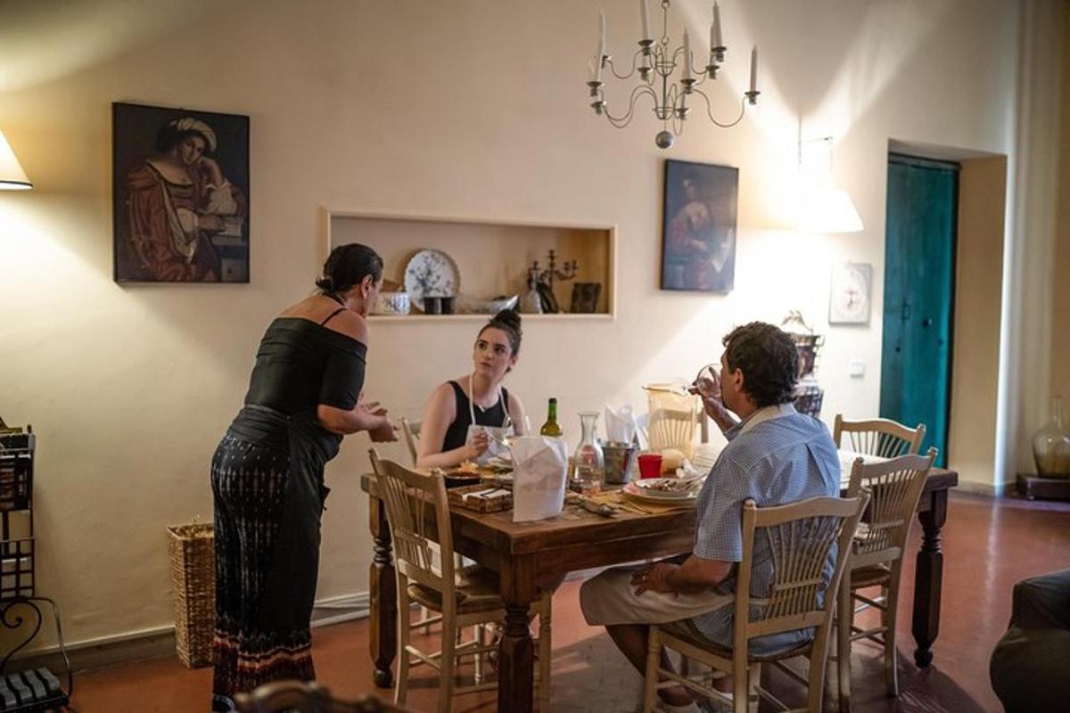 um grupo de pessoas sentadas ao redor de uma mesa de jantar