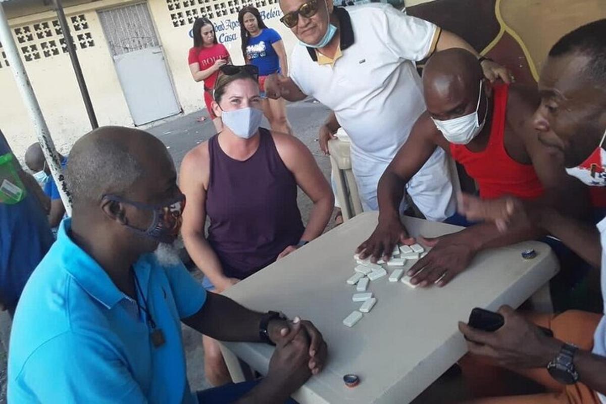 un grup de persones al voltant d'una taula jugant a un joc
