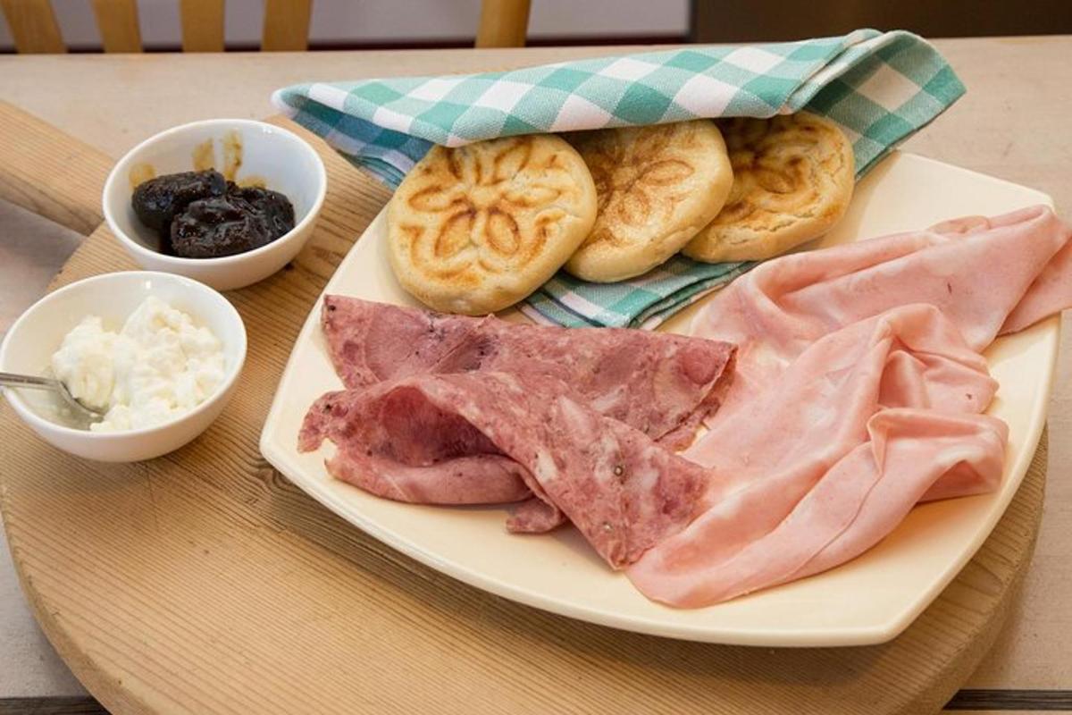 um prato de comida com carne, pretzels e pão