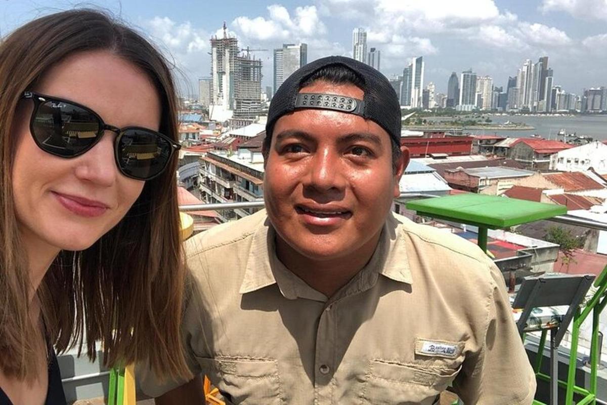 seorang lelaki dan seorang wanita berdiri di atas sebuah bangunan