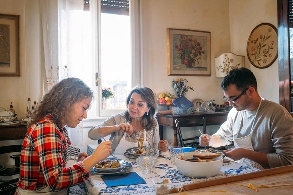 um grupo de pessoas sentadas à mesa comendo comida