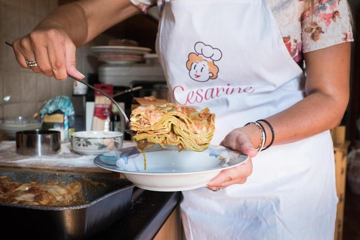 uma mulher na cozinha segurando um prato de comida