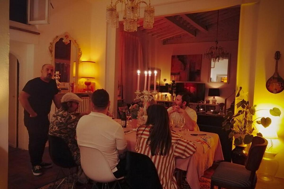 skupina lidí sedících kolem stolu v místnosti