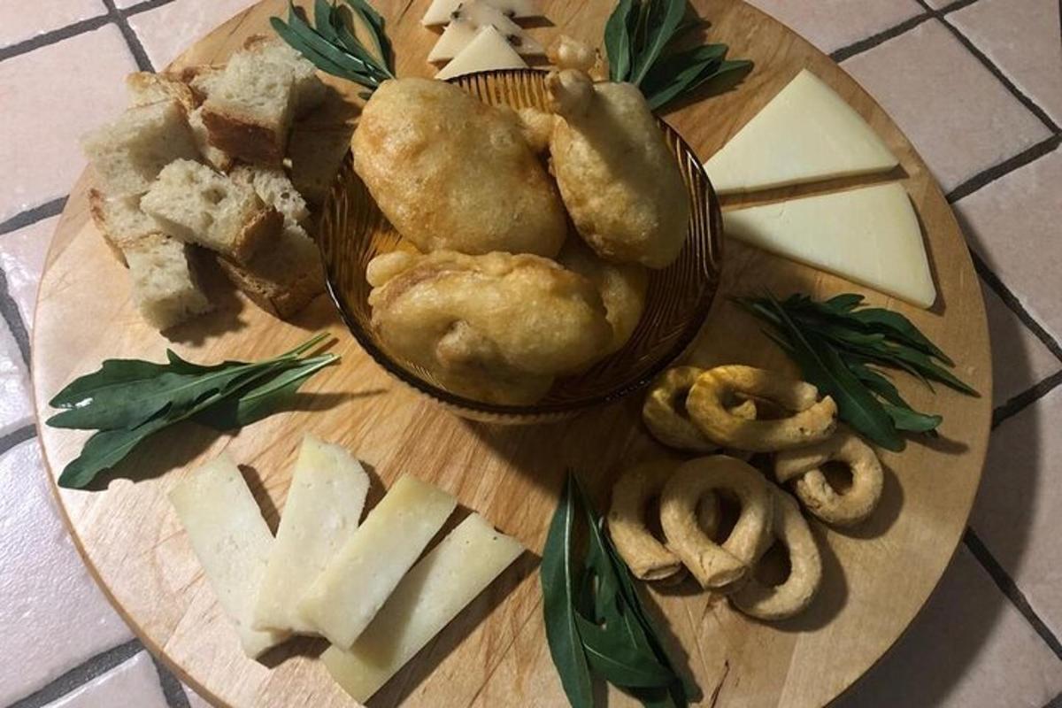 talíř jídla s chlebem, sýrem a zeleninou