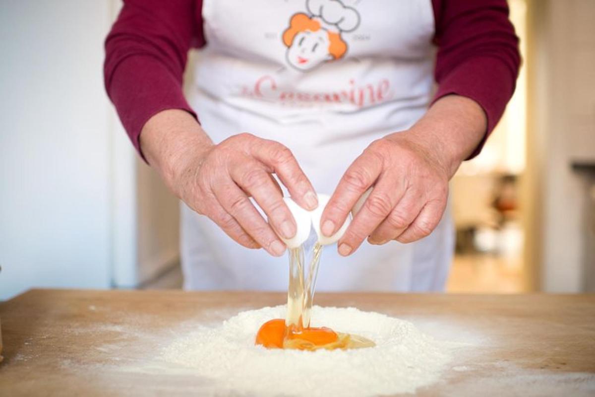 una persona sta mescolando le uova nella farina su un tavolo
