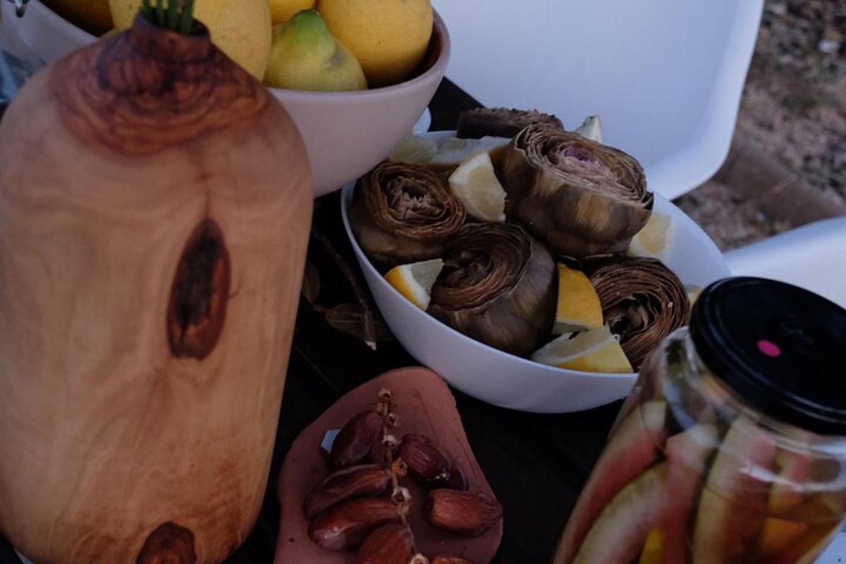 uma mesa com uma tigela de comida e uma tigela de frutas