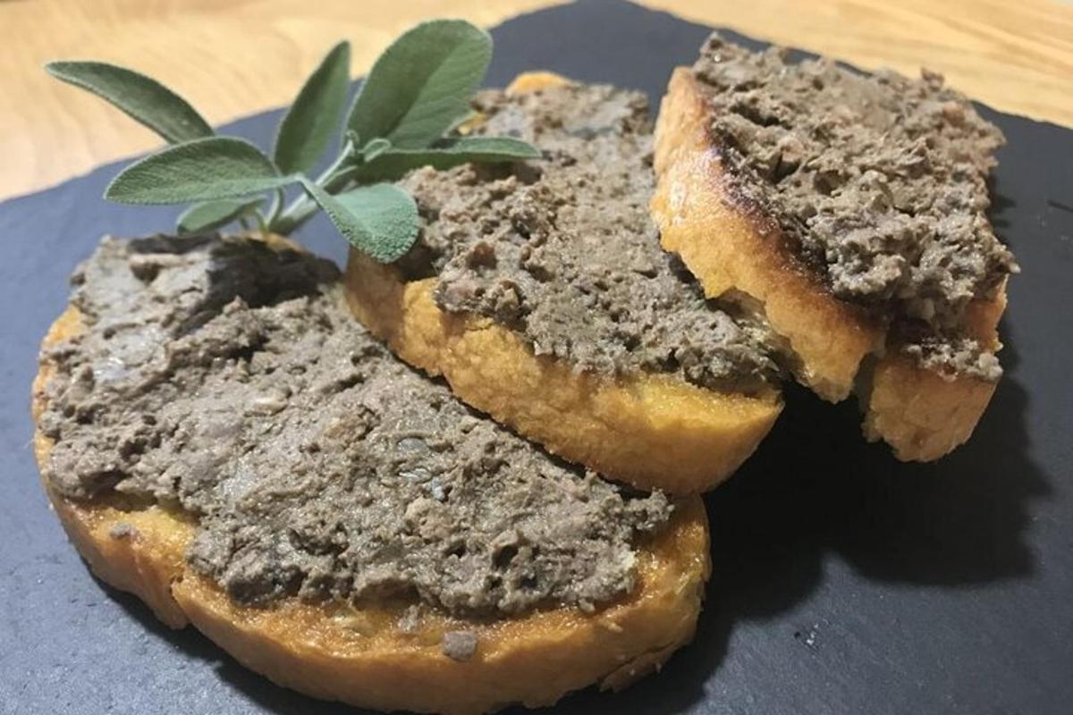 hai miếng bánh mì đặt trên đĩa