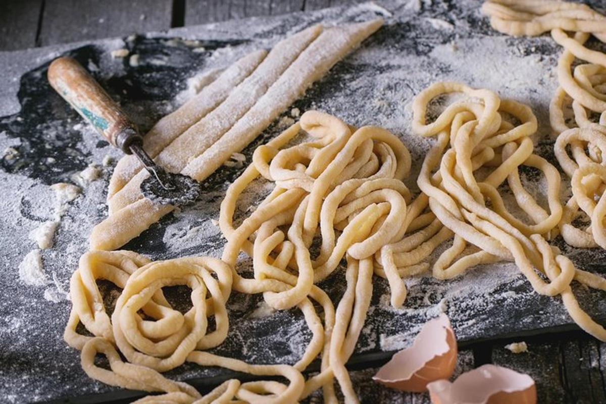 sekelompok pasta mentah di atas meja