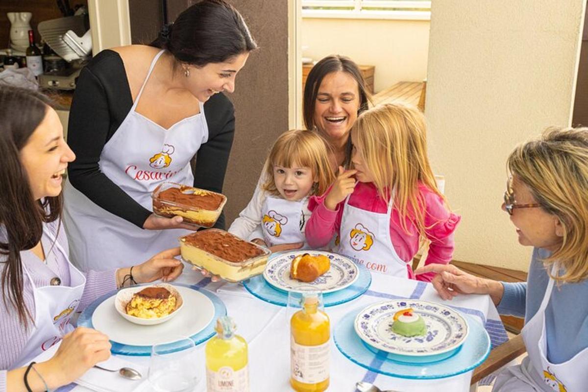 um grupo de pessoas sentadas ao redor de uma mesa com comida