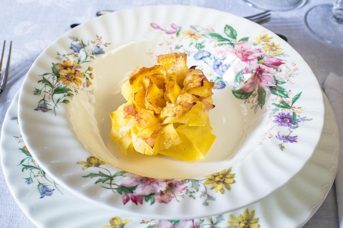 Un plato con un plato de comida sobre una mesa.