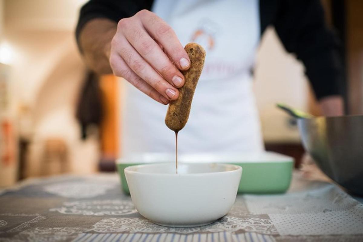 una persona che versa un pezzo di cibo in una ciotola