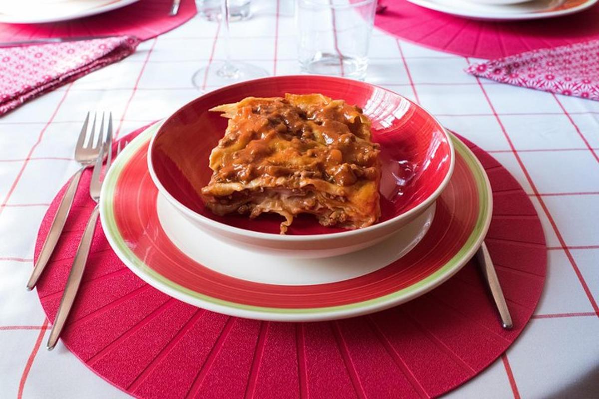 una ciotola di cibo su un piatto rosso su un tavolo