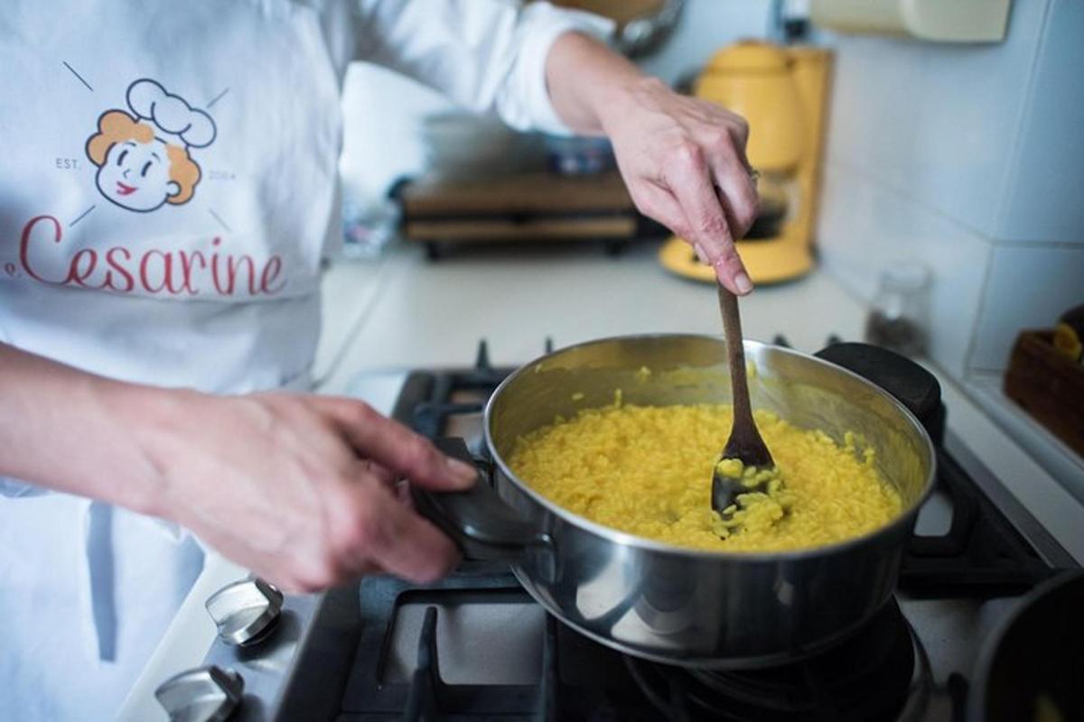 una persona che cucina il cibo in una pentola su un fornello