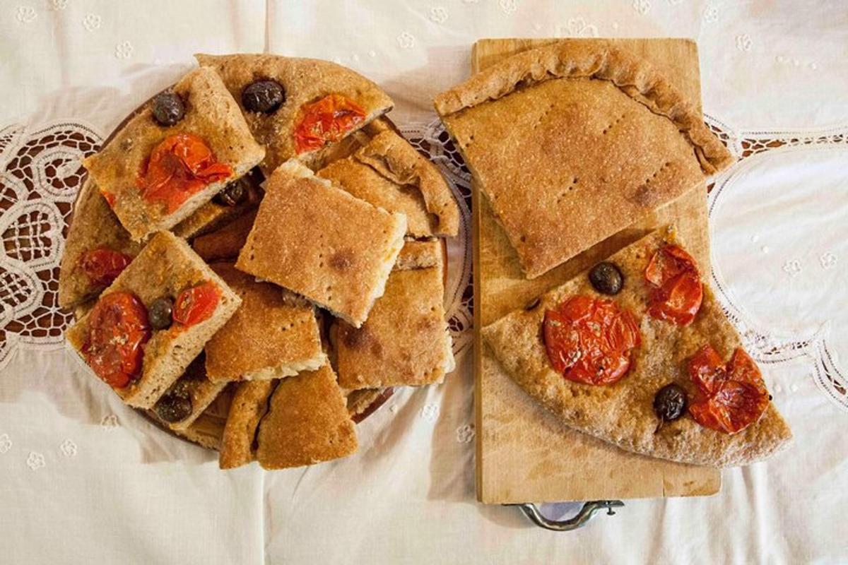 sepinggan makanan dengan pizza dan keropok di atas meja