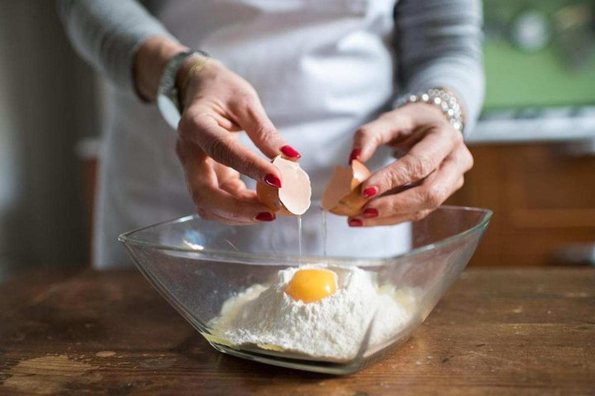 kona sem heldur á eggi og eggi í skál