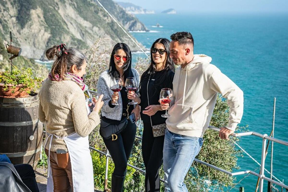 un gruppo di persone che bevono vino di fronte all'oceano