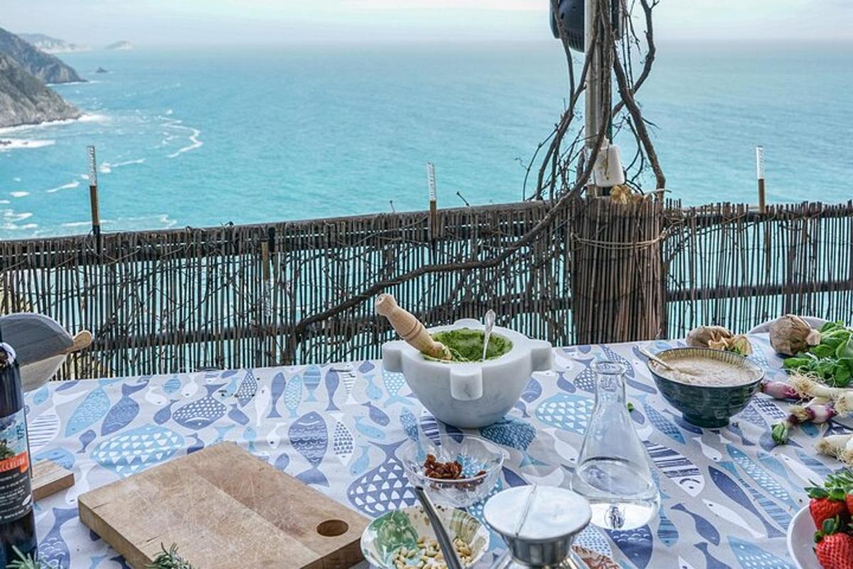 un tavolo con una ciotola di cibo e l'oceano