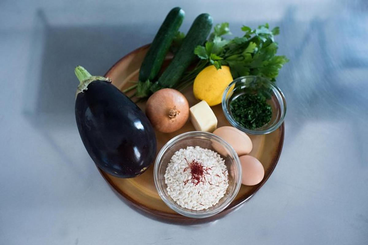 talíř jídla se zeleninou a dalšími ingrediencemi