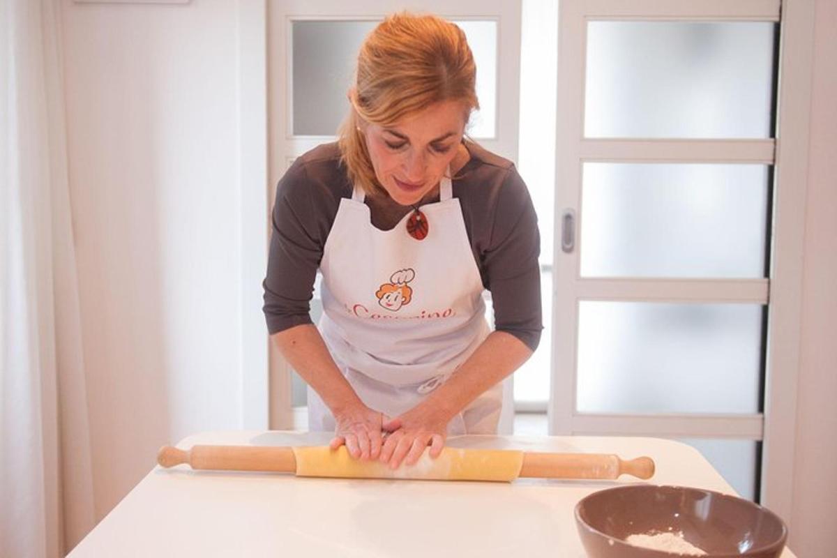 žena v kuchyni hnětí těsto na stole
