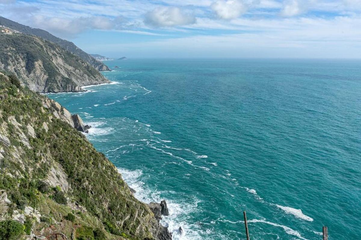 una vista dell'oceano da una scogliera