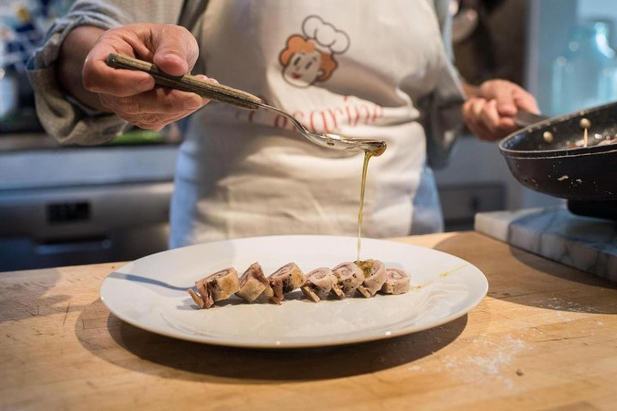 un xef preparant menjar en un plat sobre un taulell
