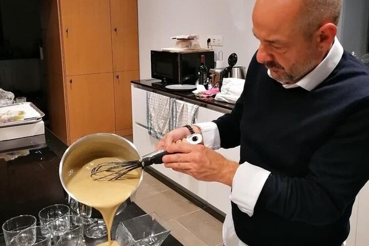 Ένας άντρας σε μια κουζίνα ετοιμάζει φαγητό με ένα σύρμα